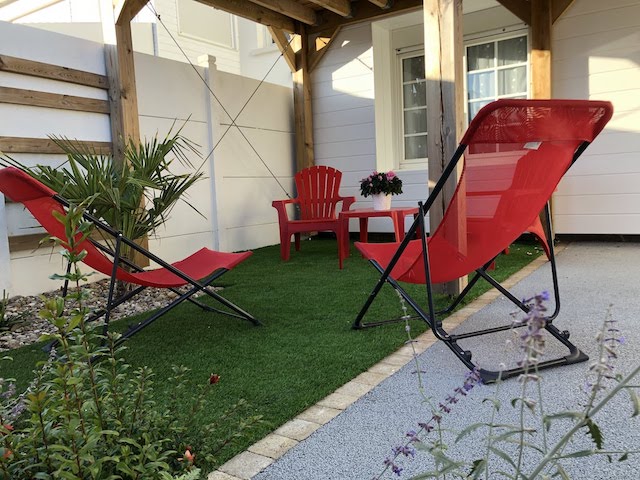 Jardin côté rue Les Jardins des Sables d'Or