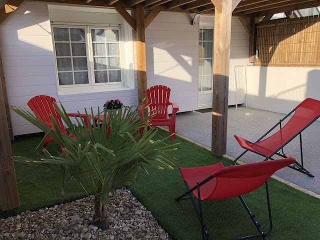 Jardin côté rue Les Jardins des Sables d'Or