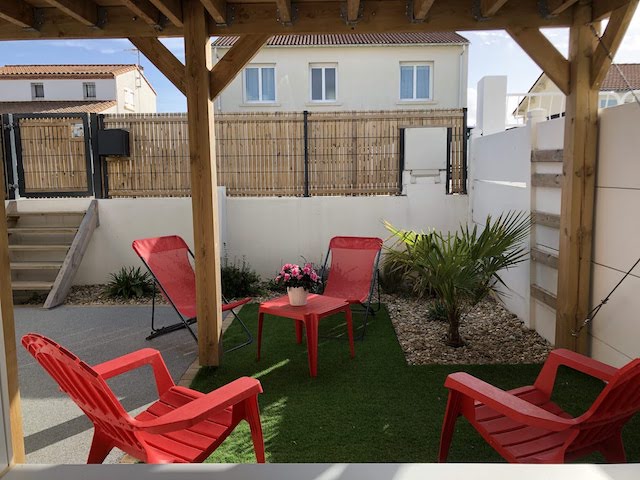 Jardin côté rue Les Jardins des Sables d'Or